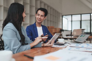 Fon yöneticileri takım danışmanlığı ve dijital tablet üzerinden yatırım borsası analizi hakkında tartışmalar.