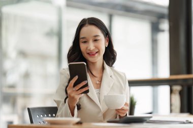 İş adamı süreci ve akış şeması ile iş akışı otomasyonu. İş Analizi Çalışma Süreci Proje ve Araştırma Kavramı.