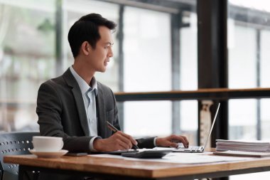 Profesyonel iş adamı şirket yöneticisi avukat. Faturaları kontrol ediyor. Şirket mali muhasebe belgeleri. finans kavramı.