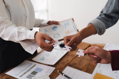 İş adamları akış şeması ile iş akışı otomasyonunu işlerler. İş Analizi Çalışma Süreci Proje ve Araştırma Kavramı.