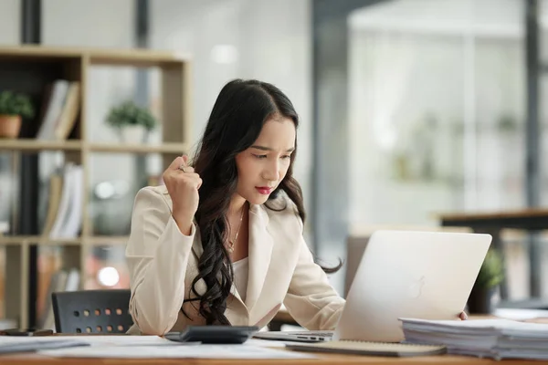 Finansör Asyalı Bir Kadın Çalışırken Stres Hisseder Dizüstü Bilgisayar Kullanır — Stok fotoğraf