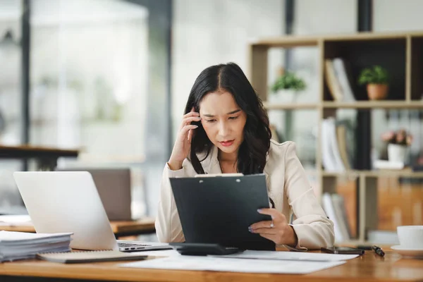 Finansör Asyalı Bir Kadın Çalışırken Stres Hisseder Dizüstü Bilgisayar Kullanır — Stok fotoğraf