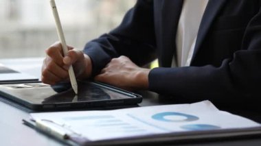 Financier 'i kapatın. Asyalı bir kadın çalışıyor, dizüstü bilgisayar kullanıyor, finans şirketine rapor veriyor. Muhasebe ve finansal kavram.