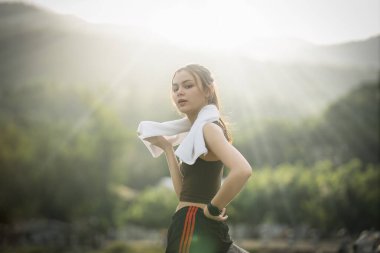 Sağlıklı Asyalı kadın dışarıda koşuyor. Fitness kızı koşuyor. Açık hava parkında kadın egzersizi.