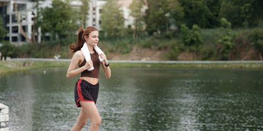 Sağlıklı Asyalı kadın dışarıda koşuyor. Fitness kızı koşuyor. Açık hava parkında kadın egzersizi.