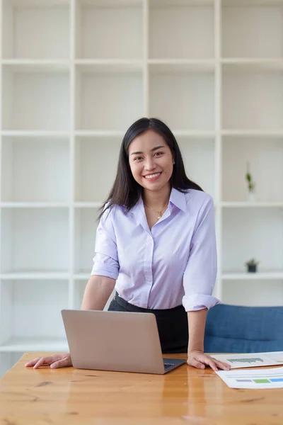 Asyalı Bir Kadın Çalışıyor Dizüstü Bilgisayar Kullanıyor Finans Şirketine Rapor — Stok fotoğraf