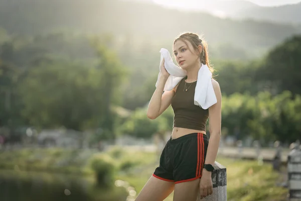 Zdrowa Azjatka Biegnie Świeżym Powietrzu Dziewczyna Fitnessu Żeńskie Ćwiczenia Parku — Zdjęcie stockowe
