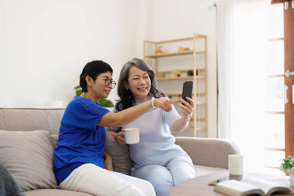 Asiatiska Äldre Kvinnor Och Vänner Som Använder Sociala Medier Och — Stockfoto