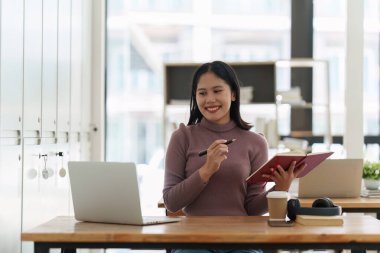 Üniversitede sınıfta okuyan genç bir öğrenci. Arka planda çalışan bir öğrenci. Eğitim, okul konseptine dönüş.