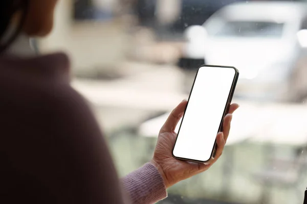 Kadın Eli Beyaz Ekranlı Model Telefon Gösteriyor — Stok fotoğraf