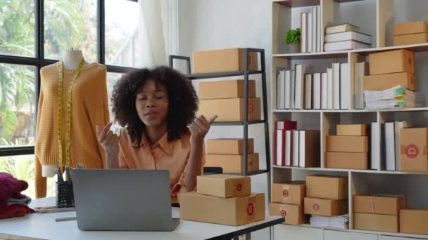 美しいアメリカのアフリカの女性は小さなビジネスを開始します 女性は小包をオンラインで配達する家から働く 起業家 中小企業配送コンセプト — ストック動画
