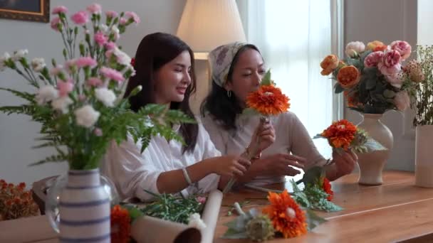 スタートアップ 中小企業 花瓶に花を置く若いと年配の女性の花屋 高品質4K映像 — ストック動画