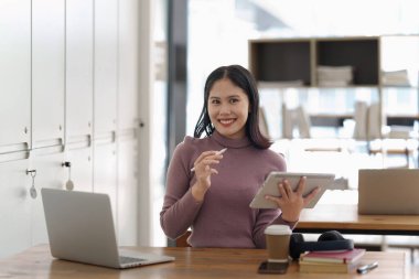 Üniversitede sınıfta okuyan genç bir öğrenci. Arka planda çalışan bir öğrenci. Eğitim, okul konseptine dönüş.