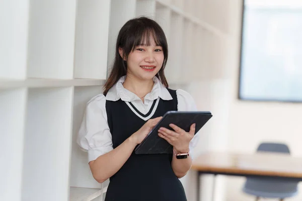 Online Onderwijs Learning Aziatische Vrouw Stijlvolle Casual Kleding Studeren Met — Stockfoto