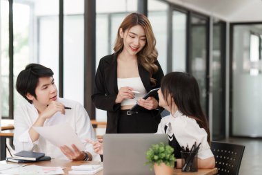 Çeşitli meslektaşlar, ofis toplantısında mali istatistikleri tartışmak için beyin fırtınası yapıyorlar. finans, takım çalışması, Büyük Veri Grafikleri konsepti.