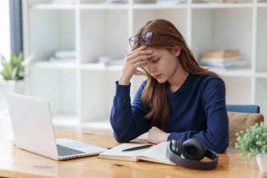 Üniversite kütüphanesinde sınav sınavına hazırlanan üzgün genç. Bunalımlı genç kız öğrenci. Okul konseptine dönüş.