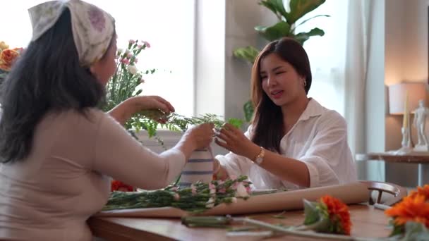 스타트업 꽃병에 여자나 노부인 고품질 — 비디오