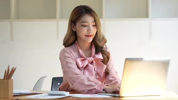 Accountant Vrouw Die Werkt Laptop Doe Document Belasting Uitwisseling Onderzoek — Stockvideo