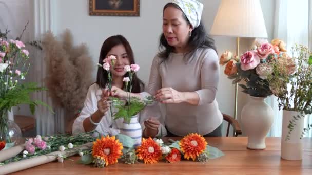 Стартап Малый Бизнес Цветочный Магазин Молодая Пожилая Женщина Флорист Кладет — стоковое видео