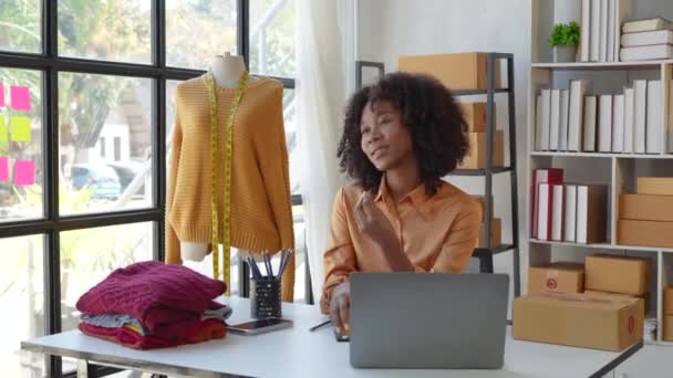Mooie Amerikaanse Afrikaanse Vrouw Start Klein Bedrijf Een Vrouw Werkt — Stockvideo