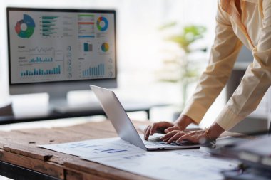 İş adamı süreci ve akış şeması ile iş akışı otomasyonu. İş Analizi Çalışma Süreci Proje ve Araştırma Kavramı.