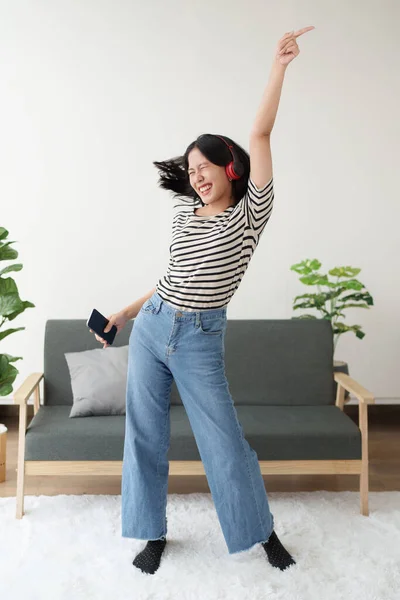 Glada Unga Asiatiska Kvinna Lyssnar Musik Och Dans Hemma God — Stockfoto