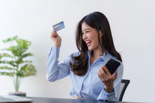 Mujer Joven Sosteniendo Tarjeta Crédito Disfrutar Con Compras Aplicación Comercio —  Fotos de Stock