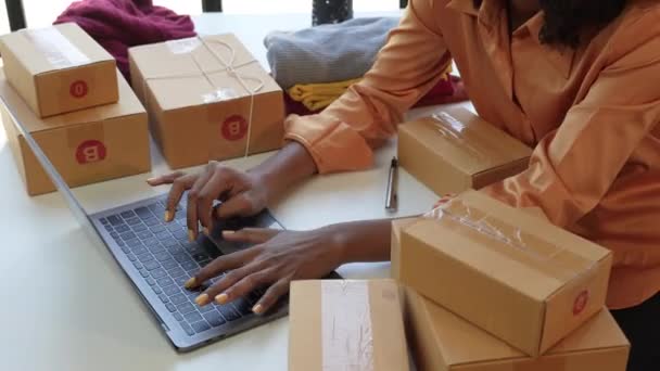Gyönyörű Amerikai Afrikai Kisvállalkozásba Kezd Egy Otthonról Csomagokat Szállít Interneten — Stock videók