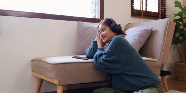 Evdeki modern rahatlık ve rahatlığı kucaklayan, rahat bir koltukta dinlenen bir kadın olarak dijital dinginlik bulun. Bu çağdaş yaşam tarzında huzur ve güzelliği keşfedin..