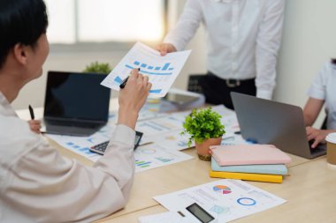 Profesyonel iş fotoğrafçılığıyla kurumsal başarıyı yakalayın. Liderlik, takım çalışması, işbirliği. Sanatsal betimlemelerimizle azamete ulaşacağız.
