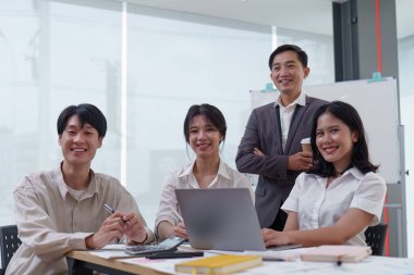 Profesyonel iş fotoğrafçılığıyla kurumsal başarıyı yakalayın. Liderlik, takım çalışması, işbirliği. Sanatsal betimlemelerimizle azamete ulaşacağız.