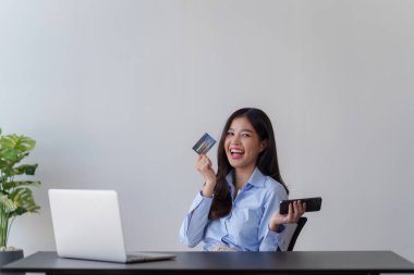 Çevrimiçi alışveriş ve ödemenin cazibesini büyüleyici fotoğrafçılıkla tecrübe edin. Ekommerce ve kredi kartı işlemleri kavramını benimseyin. Modern kadını yansıtan çarpıcı görüntüler keşfedin.