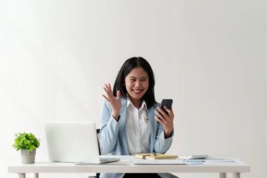 Gülümseyen Asyalı Muhasebeci mali raporu analiz eder ve yıllık rakamları inceler, karı analiz eder.