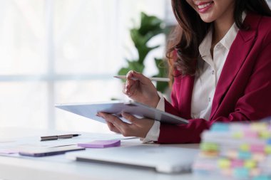 Fon yöneticileri danışma ve dijital tablet ile yatırım borsası analizi hakkında tartışmak.