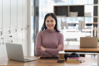 Üniversitede sınıfta okuyan genç bir öğrenci. Arka planda çalışan bir öğrenci. Eğitim, okul konseptine dönüş.