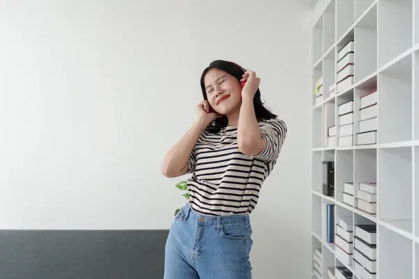 Glada Unga Asiatiska Kvinna Lyssnar Musik Och Dans Hemma God — Stockfoto
