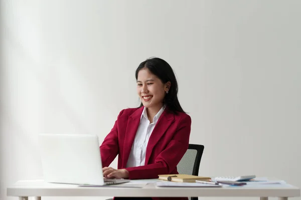 Sonriente Contable Asiático Persona Analizar Informe Financiero Estudia Las Cifras —  Fotos de Stock
