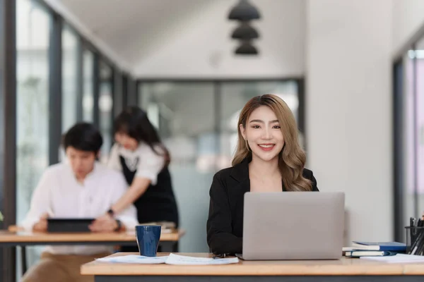 Sonriente Contable Asiático Persona Analizar Informe Financiero Estudia Las Cifras —  Fotos de Stock