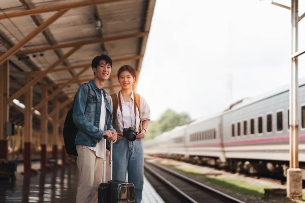 Aziatisch Koppel Het Station Hebben Gelukkig Moment Toerisme Reizen Zomer — Stockfoto