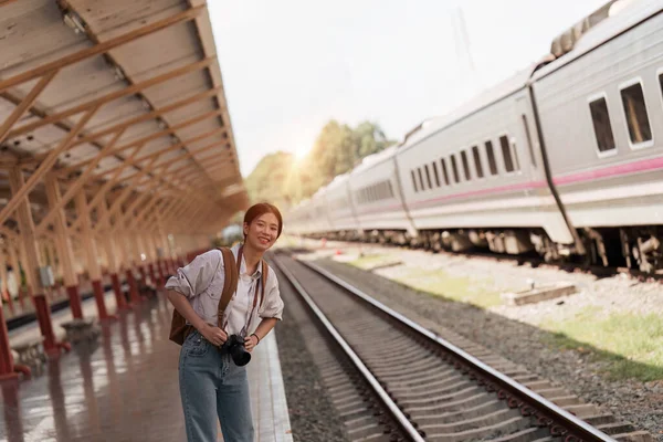 Aziatische Toerist Backpacker Reizen Het Treinstation Toerisme Reizen Zomer — Stockfoto