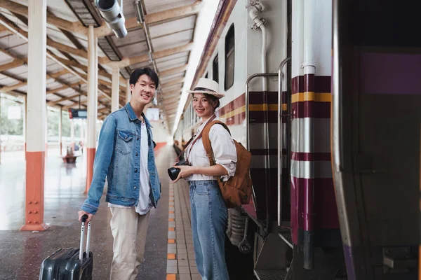 Aziatisch Koppel Het Station Hebben Gelukkig Moment Toerisme Reizen Zomer — Stockfoto