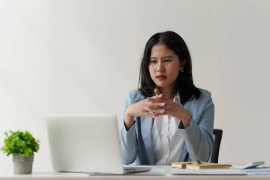 Asyalı iş kadını çalışırken stres hisseder, dizüstü bilgisayar kullanır, finans şirketine rapor verir. Muhasebe ve finansal kavram.