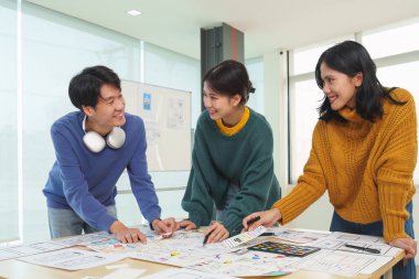 ux geliştirici ve ui tasarımcılarının beyin fırtınası kablo tasarımı. Yaratıcı dijital geliştirme ajansı.