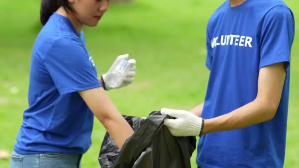 Młodzi Ochotnicy Azjatyccy Workami Śmieci Sprzątający Teren Parku Ekologia Organizacja — Wideo stockowe