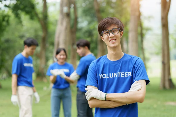 Jóvenes Voluntarios Asiáticos Con Bolsas Basura Limpiando Área Del Parque — Foto de Stock