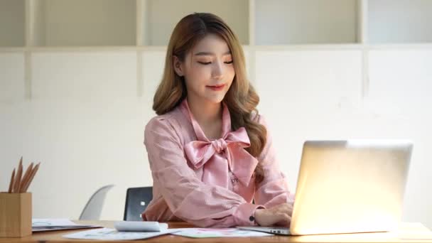 Contabilista Mulher Trabalhando Laptop Fazer Documento Imposto Intercâmbio Pesquisa Contabilidade — Vídeo de Stock