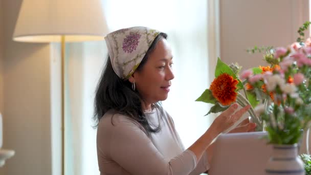 Startup Malý Byznys Květinářství Starší Květinářka Dává Květinu Vázu Vysoce — Stock video