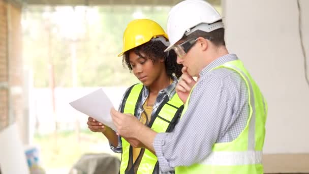 建筑工地的工头女美国非洲工头站在建筑工地 高质量的4K镜头 — 图库视频影像