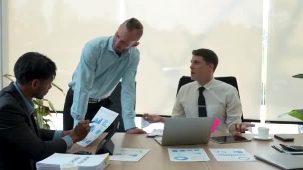 Разнообразные Многоэтнические Деловые Люди Встрече Бухгалтеры Занимаются Бумажной Работой Налоговой — стоковое видео