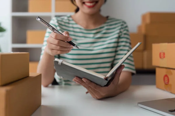 Geschäftsfrau Mit Laptop Und Paketkasten Ein Symbol Für Den Erfolg — Stockfoto
